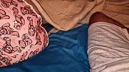 El novio de mi mejor amiga viene a mi habitación de hotel a escondidas y me folla duro sin condón