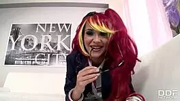 Flaca pervertida de 18 años chupa la verga de su padrastro al despertar y le exprime hasta la ultima gota de semen