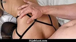 Hijab Teen Offers Trainer A Cock-Sucking Surprise!