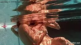 सर्बियन रशियन लेस्बोज के साथ पानी के नीचे इंटेंस पैशन महसूस