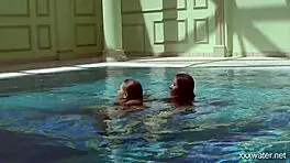 सर्बियन रशियन लेस्बोज के साथ पानी के नीचे इंटेंस पैशन महसूस