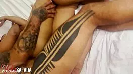 ela já estava com a bucetinha toda assada vermelha e inchada nosso amigo insistiu falando besteiras no ouvidinho dela e ela não se aguentou e liberou pra ele empurrar e acabar com o cuzinho