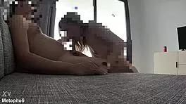 Joven flaquita niñera chupa polla y es follada en hotel por todos sus agujeros y posturas mientras le comen el coño grita de placer al sentir toda la polla dentro