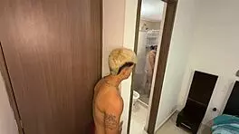 Hermanastro masturbandote acompaname en la ducha mi hermanastra se ducha con la puerta abierta y yo me aprovecho y le meto mi gran polla