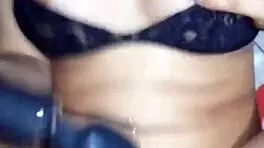 descubro a mi hermanastra masturbándose y por mi silencio me deja follarla 😈