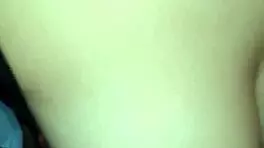 descubro a mi hermanastra masturbándose y por mi silencio me deja follarla 😈