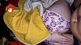 चुपके सौतेला भाई कमरे में आया वर्जिनिटी तुड़वाने