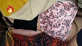 चुपके सौतेला भाई कमरे में आया वर्जिनिटी तुड़वाने