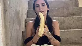 a mi vecina le gusta tanto la banana que ahora tiene ganas de la mia - porno en español