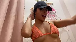 zorra caliente sorprendida probándose bikini con tetas perfectas y culo grande