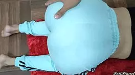 espiando a mi deliciosa hermanastra haciendo yoga