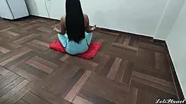 espiando a mi deliciosa hermanastra haciendo yoga