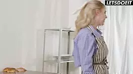 काम पर 18+ बेकर लड़कियां चुदाई का राज़ शेयर करती हैं