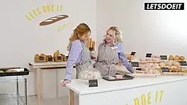 काम पर 18+ बेकर लड़कियां चुदाई का राज़ शेयर करती हैं