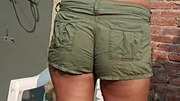 hermana caliente con short sexy esas nalgas tienen hambre te puedes comer mi polla rapidito roberto no tarda en llegar