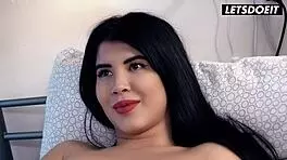 क्यूट टीन 18+ Lady Dee को उसके रूममेट द्वारा लुभाया जाता है - letsdoeit?