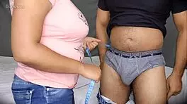 दुकान वाली औरत ने लंड छुआ फिर मैंने उसकी टांग पर झड़ते हुए चोदा