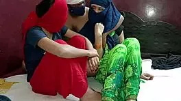 पड़ोसन सौतेली माँ और उसकी लड़की को एक साथ चुदाई किया desi xxx threesome