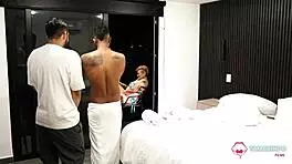 Encontramos a la abuela blanca masturbándose en el balcón