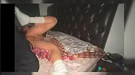 La penetra de lado con su vergota con sus tenis puestos