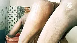 देसी मिल्फ को लड़कों ने बाथरूम में रफ चुदाई ठोकी