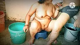 देसी मिल्फ को लड़कों ने बाथरूम में रफ चुदाई ठोकी