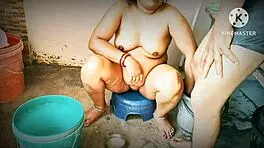 देसी मिल्फ को लड़कों ने बाथरूम में रफ चुदाई ठोकी