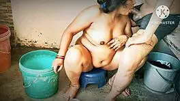 देसी मिल्फ को लड़कों ने बाथरूम में रफ चुदाई ठोकी