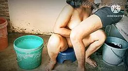 देसी मिल्फ को लड़कों ने बाथरूम में रफ चुदाई ठोकी