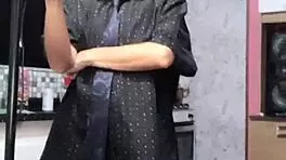 Bastidores da esposa kally cremosa chupando o câmera no meio da gravação