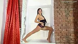 sexy gymnast tonya spreads flexible legs wide open 🏋️