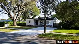 हॉट टीन 18+ कैश के लिए वाइल्ड थ्रीसम में जोरदार चुदाई करती