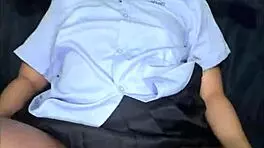 je me fais baiser dans mon uniforme par un blanc inconnu qui éjacule partout sur mon visage