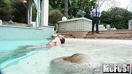 i can't believe my skinny gf's underwater bj feels this good.. mofos