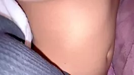 ay, ese culo pequeñito está tan apretado... chica estrecha analizada en la cama parte 1