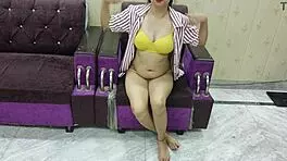 बहकाई हसीना झुककर एनल डॉगी में झड़ गई