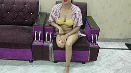 बहकाई हसीना झुककर एनल डॉगी में झड़ गई