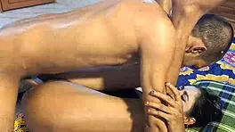 हनीफ और अदोरी घर पर तीव्र पोजीशनों में जोरदार चुदाई एंजॉय करते हैं