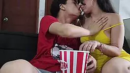 Vemos Una Peli Y Terminamos Follando En El Mueble De Sexo Caliente!