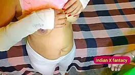 बॉस ने अकेली मेड को पकड़ा और बात जल्दी गरम हो गई