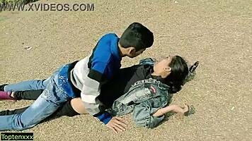 जंगल में 18 साल के बॉयफ्रेंड के साथ डेटिंग क्विकी, जल्दी करो