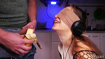 गुस्से में धोखा: दोस्त के लंड का स्वाद लेना