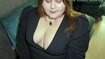 डैडी छोटी ड्रेस वाली सुंदर मोटी लड़की के विशाल चूचों को चोदता