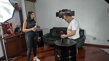 ऐलिस चिलेना और समंथा मुनहोज़ बिन्हो टेड के साथ वाइल्ड होममेड फन में एंगेज होती हैं, बेयरबैक और वेट पसियों के साथ।