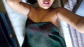 Indian hot bhabhi fingering herself to release! 😍