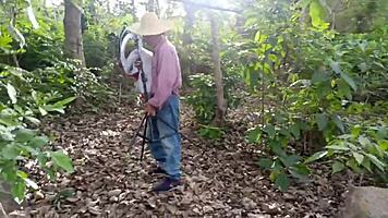 गंदा बूढ़ा कमजोर आदमी जंगल में अपनी बस्टि सौतेली बेटी को फक करता है