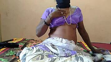 लड़की बेड पर अपनी चूत में वाइब्रेटर डालती है