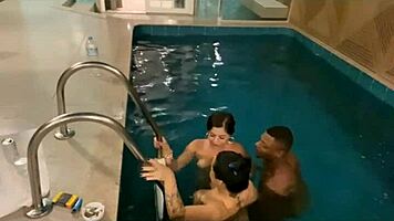 do lado de dentro da piscina orgia gostosa metendo na agua chupando gostoso bucetinha linda bem gostosa e safadinha
